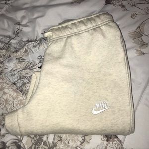 Nike Sportswear Club Fleece
Women's Mid-Rise Slim Joggers